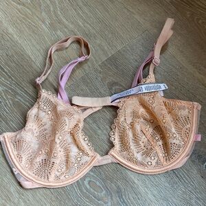 Victoria’s Secret 32C super sexy peach lace underwire bra